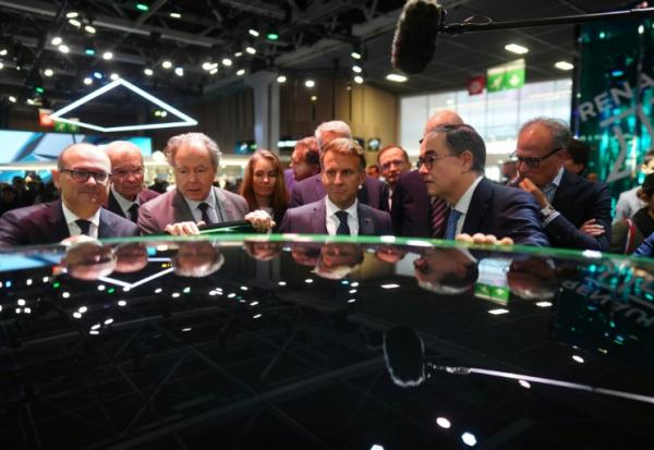 Emmanuel Macron, entouré de Luc Chatel, président de la Plateforme automobile (à gauche), et de François Provost, directeur général du groupe Renault, au Mondial de l’Auto à Paris, le 12 octobre 2026