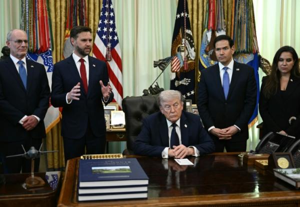 (g-d) L'ambassadeur d'Israël Yechiel Leiter, le vice-président américain JD Vance, le président  américain Donald Trump, le secrétaire d'Etat Marco Rubio et l'ambassadrice du Liban Nada Hamadeh Moawad, le 23 avril 2026 à la Maison-Blanche, à Washington