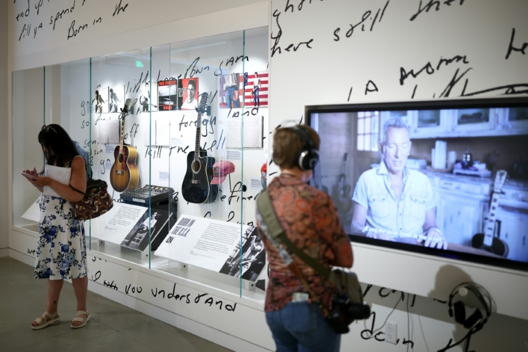 Une personne regarde regarde une vidéo lors d'une visite de presse du Bruce Springsteen Center for American Music Long Branch, New Jersey on June 9, 2026.