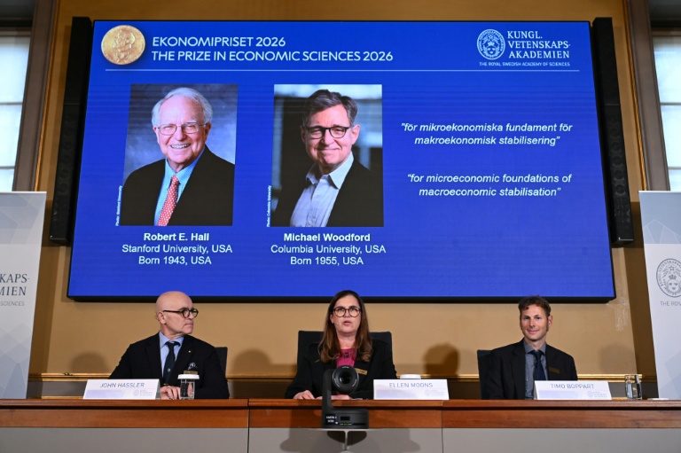 Annonce par le comité Nobel, du prix Nobel d'économie décerné au duo d'Américains Michael Woodford et Robert Hall pour des modèles visant à stabiliser les fluctuations économiques, à Stockholm le 12 octobre 2026