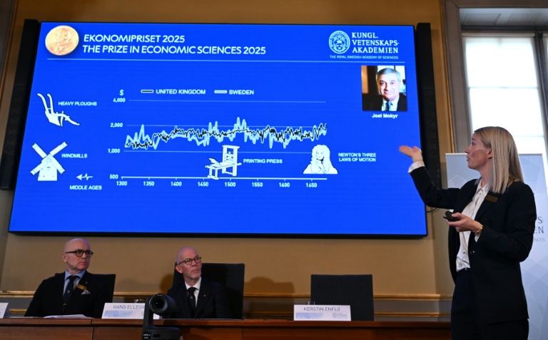 Kerstin Enflo (d), professeur d'histoire économique et membre du comité Nobel, présente les travaux des lauréats du prix Nobel d'économie 2025 à l'Académie royale des sciences de Suède, le 13 octobre 2025 à Stockholm