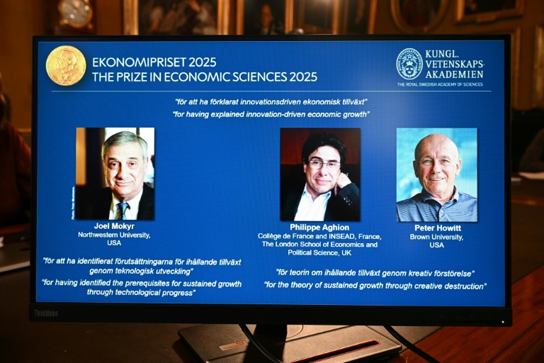 Les portraits des lauréats du prix Nobel d'économie 2025 (g-d) Joel Mokyr, Philippe Aghion et Peter Howitt, à l'Académie royale des sciences de Suède, le 13 octobre 2025 à Stockyol