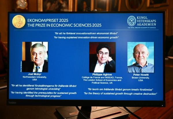 Les portraits des lauréats du prix Nobel d'économie 2025 (g-d) Joel Mokyr, Philippe Aghion et Peter Howitt, à l'Académie royale des sciences de Suède, le 13 octobre 2025 à Stockyol