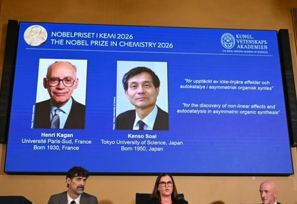Les portraits du Français Henri Kagan et du Japonais Kenso Soai sur un écran lors de la remise du prix Nobel de Chimie, le 7 octobre 2026 à Stockholm, en Suède