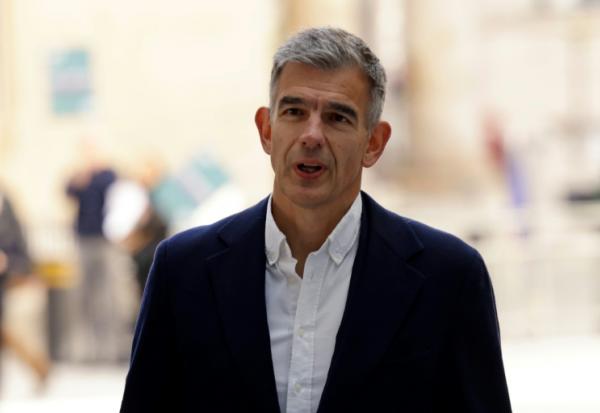 Le nouveau directeur général de la BBC Matt Brittin arrive à son siège à Londres le 18 mai 2026