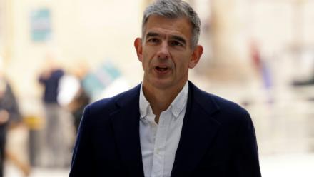 Le nouveau directeur général de la BBC Matt Brittin arrive à son siège à Londres le 18 mai 2026