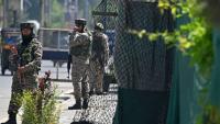 Des paramilitaires indiens montent la garde dans une rue de Srinagar, le 30 avril 2025 au Cachemire indien