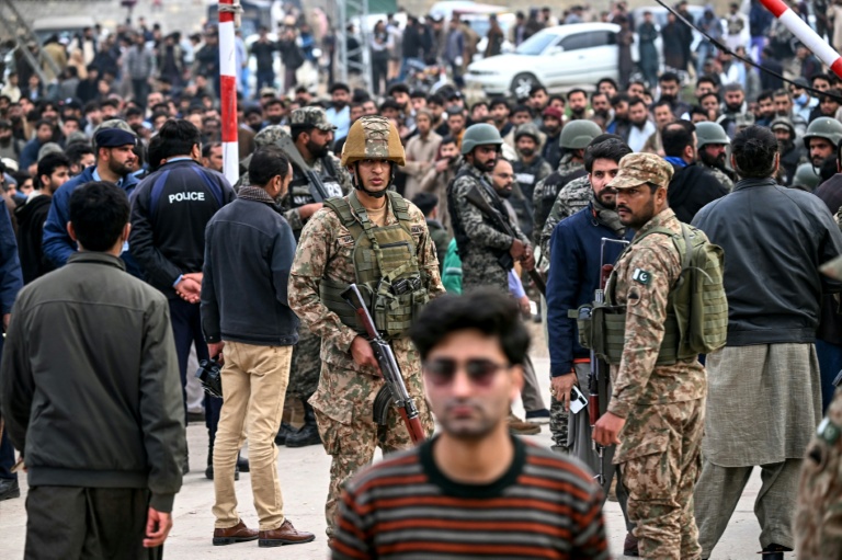 Des personnels de sécurité devant une mosquée après une explosion, à Islamabad, au Pakistan, le 6 février 2026