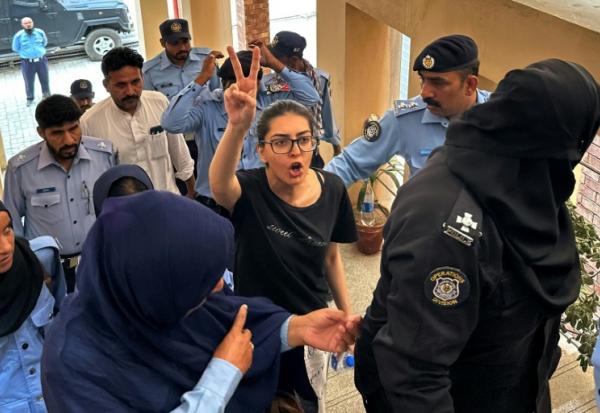 Des policiers escortent au tribunal l'avocate spécialiste des droits humains Imaan Mazari, le 20 août 2023 à Islamabad