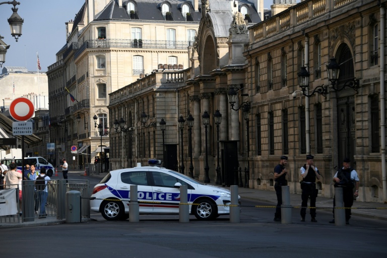 Des policiers montent la garde devant le palais de l'Élysée lors d'une perquisition au bureau de l'ancien conseiller principal à la sécurité présidentielle, Alexandre Benalla, le 25 juillet 2018 à Paris