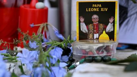 Des fleurs, des bougies et une photo du pape Léon XIV déposées au pied de la statue de Jean Paul II, devant l’hôpital Gemelli à Rome où le pape Léon XIV est en convalescence, le 17 octobre 2026