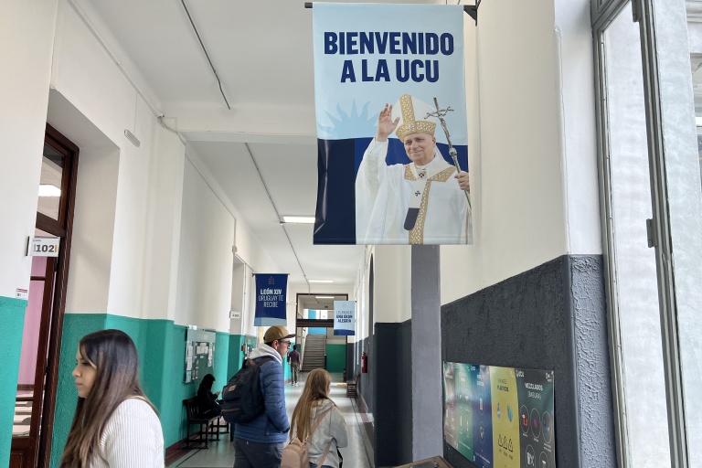 Une photo du pape Léon XIV sur une affiche 