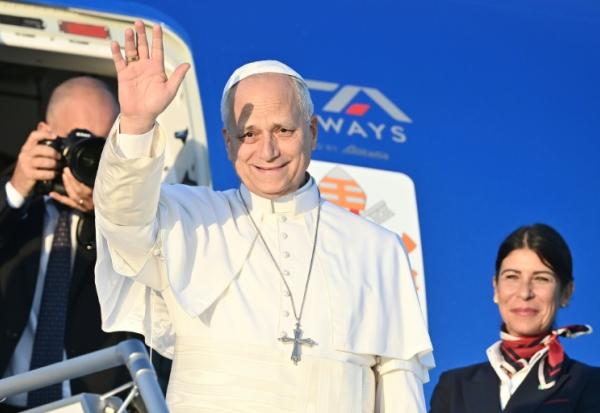 Le pape Léon XIV embarque à bord de l'avion à l'aéroport de Rome Fiumicino le 25 septembre 2026 pour s'envoler vers la France