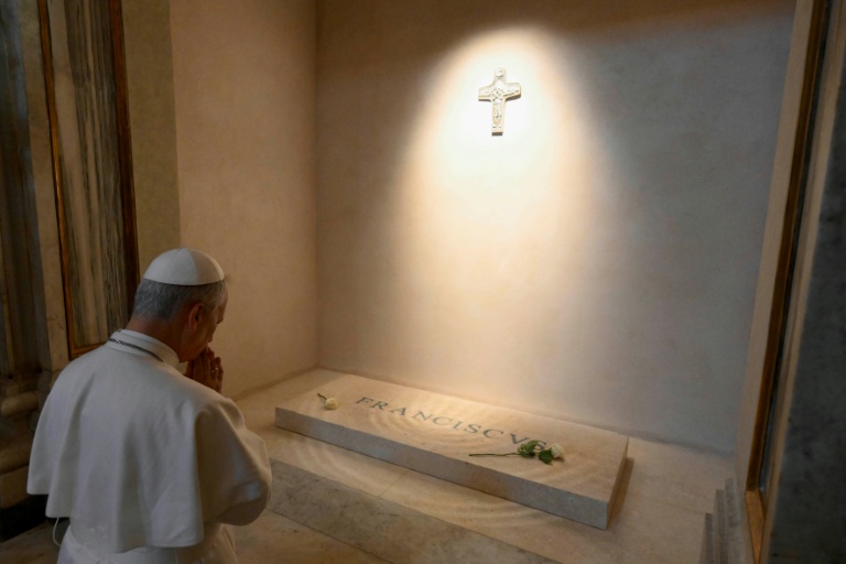 Le pape Léon XIV se recueille sur la tombe de François dans la basilique de Sainte-Marie-Majeure à Rome, le 10 mai 2025