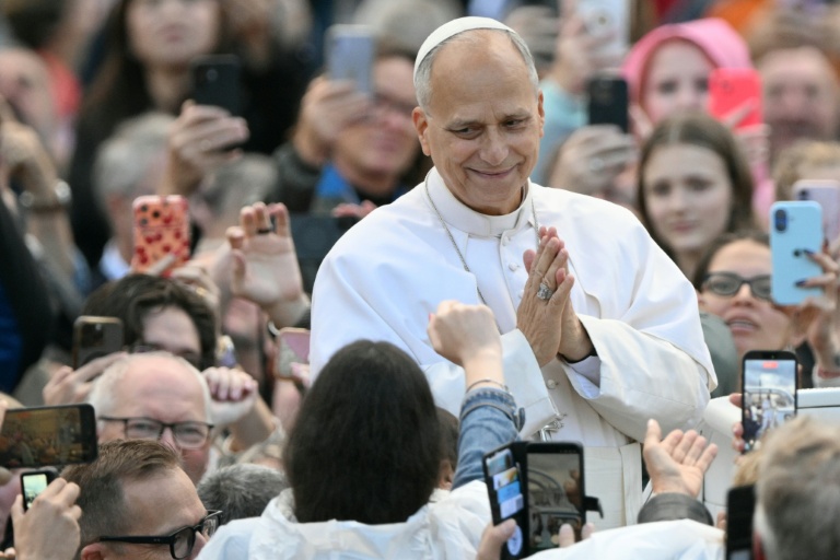 Le pape Léon XIV salue la foule lors de l’audience générale hebdomadaire, place Saint-Pierre, au Vatican, le 21 octobre 2026