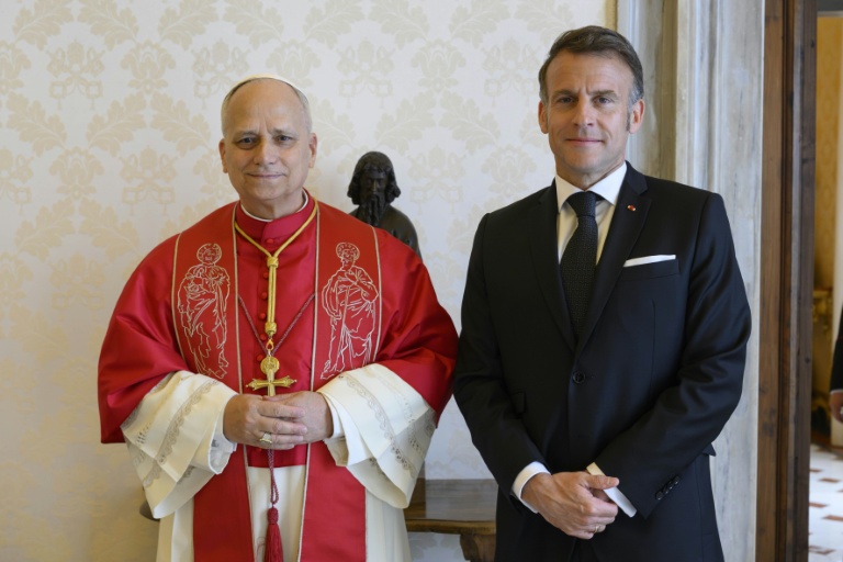 Le pape Léon XIV et le président français Emmanuel Macron le 10 avril 2026 au Vatican