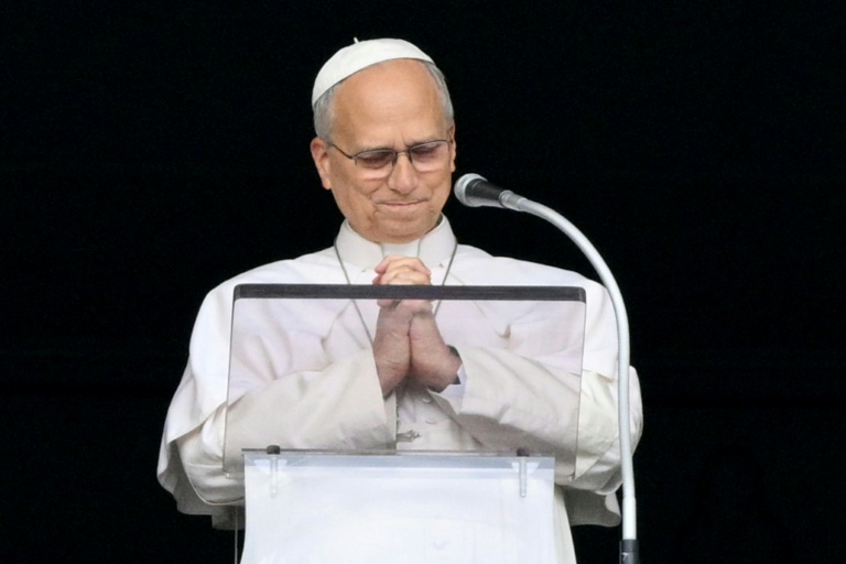 Le pape Léon XIV s'adresse aux fidèles depuis la fenêtre du palais apostolique, lors de la prière de l’Angélus, place Saint-Pierre, au lendemain de son retour au Vatican après une intervention chirurgicale, le 18 octobre 2026