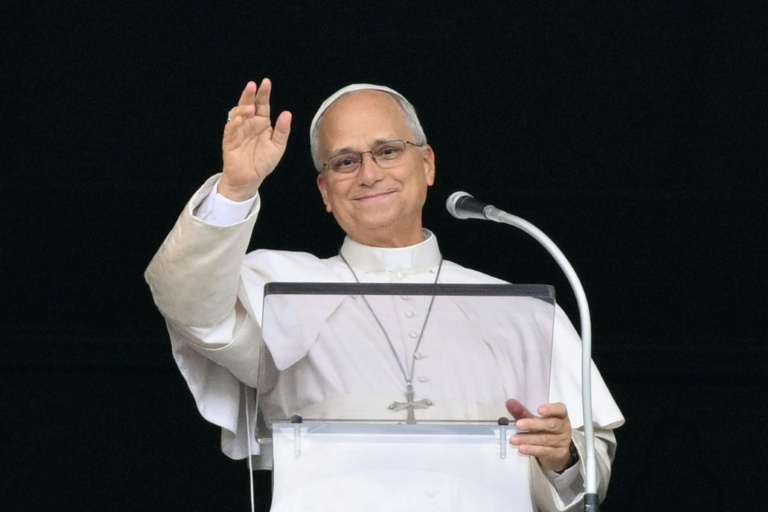 Le pape Léon XIV salue la foule depuis la fenêtre du palais apostolique, lors de la prière de l’Angélus, place Saint-Pierre, au lendemain de son retour au Vatican après une intervention chirurgicale, le 18 octobre 2026