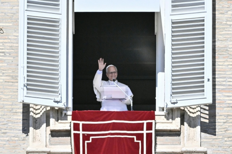 Le pape Léon XIV salue la foule pendant la prière de l'Angélus sur la place Saint-Pierre, au Vatican, le 11 octobre 2026