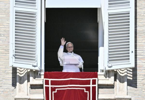 Le pape Léon XIV salue la foule pendant la prière de l'Angélus sur la place Saint-Pierre, au Vatican, le 11 octobre 2026