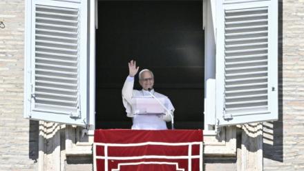 Le pape Léon XIV salue la foule pendant la prière de l'Angélus sur la place Saint-Pierre, au Vatican, le 11 octobre 2026