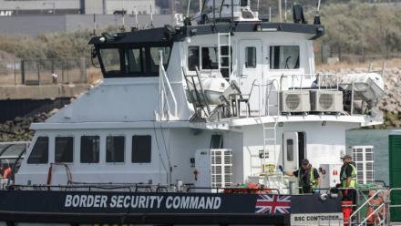 Des membres d'équipage à bord du navire de sauvetage britannique BSC Contender après avoir participé à une opération de sauvetage en mer, suite à l'incendie d'une embarcation de migrants qui tentaient de traverser la Manche à Boulogne-sur-Mer, le 4 août 2026