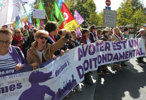 "L'avortement est un droit fondamental" proclame cette banderole tenue par des femmes lors d'une manifestation le 28 septembre 2025 à Paris à l'occasion de la journée mondial pour le droit à l'avortement