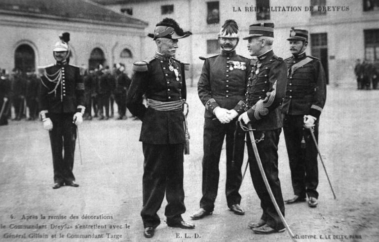 Alfred Dreyfus (2e d) à l'École militaire de Paris après avoir reçu la Légion d'honneur lors d'une cérémonie marquant sa réhabilitation, le 21 juillet 1906