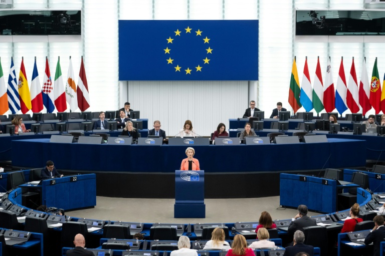 La présidente de la Commission européenne Ursula von der Leyen prononce un discours lors d'une séance plénière au Parlement européen à Strasbourg, en France, le 20 mai 2026