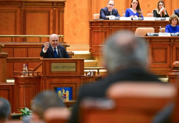 Le Premier ministre roumain sortant Ilie Bolojan au Parlement à Bucarest le 5 mai 2026