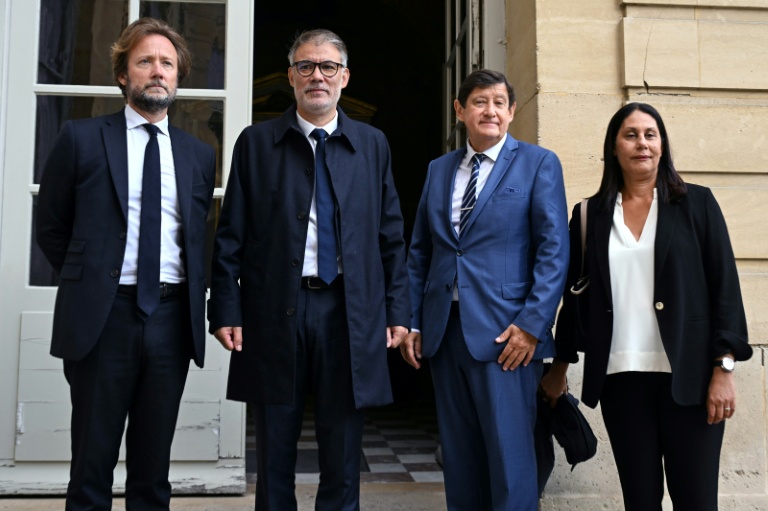 (De la gauche vers la droite) Le président du groupe Socialiste et Apparentés à l'Assemblée nationale, Boris Vallaud, le premier secrétaire du parti Socialiste (PS), Olivier Faure, le président du groupe Socialiste, Écologiste et Républicain au Sénat, Patrick Kanner, et la députée européenne du groupe de l'Alliance Progressiste des Socialistes et Démocrates, Nora Mebarek, posent à leur arrivée à l'Hôtel de Matignon à Paris, le 4 septembre 2025