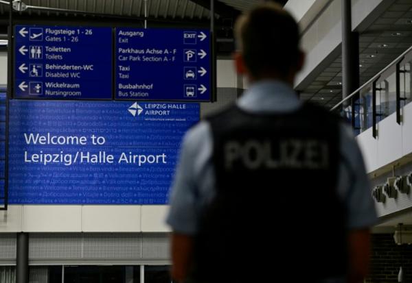 Un policier à l'aéroport de Leipzig après la découverte d'un drone chargé d'explosifs, attribué par l'Allemagne à Moscou, près d'un avion cargo ukrainien, le 5 août 2026