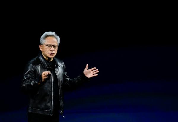 Le cofondateur et patron du géant américain des puces électroniques Nvidia, Jensen Huang, prononce un discours lors de la conférence sur l'intelligence artificielle "Nvidia GTC Berlin 2026", le 21 octobre 2026 à Berlin