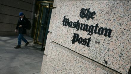 Un homme quitte le bâtiment qui abrite le  Washington Post à Washington le 4 février 2026