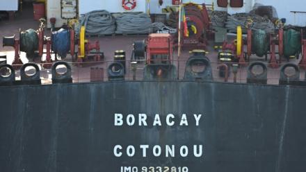Vue aérienne du pétrolier Boracay au large du port de Saint-Nazaire le 1er octobre 2025