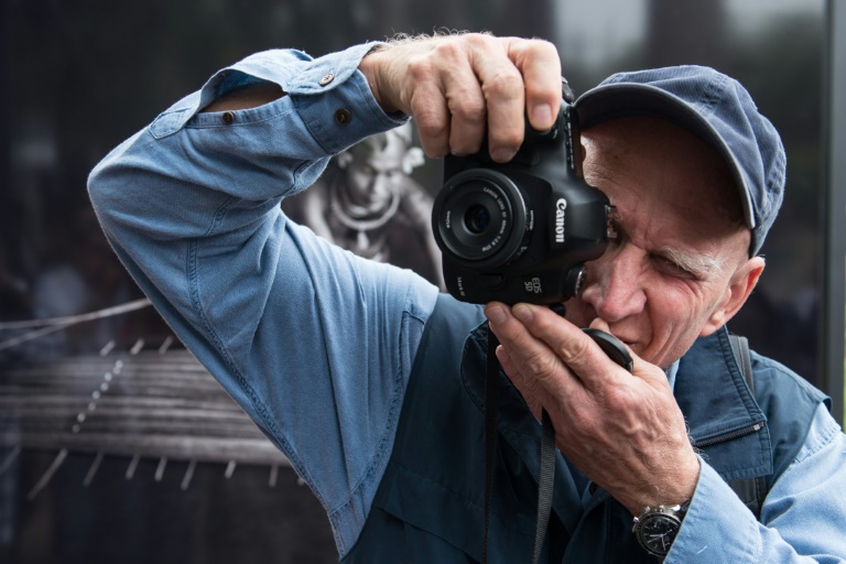 Le photographe franco-brésilien Sebastião Salgado Lors de son exposition 