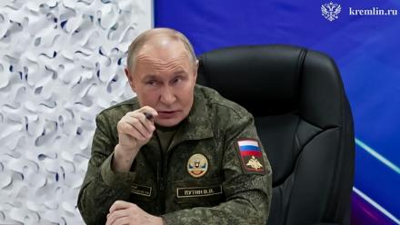 Vladimir Poutine dans un poste de commandement en un lieu inconnu, selon des images diffusées par le Kremlin, le 20 novembre 2025