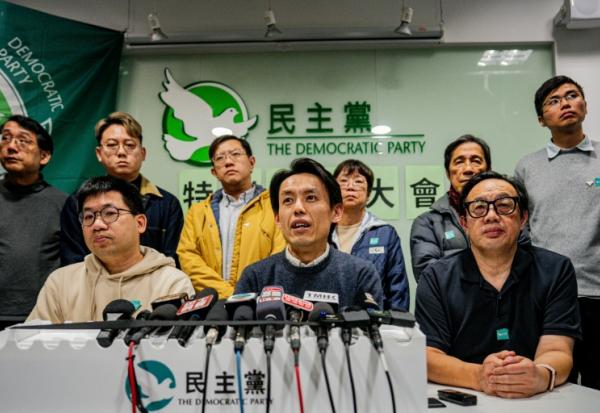 Lo Kin-hei (C), le dirigeant du Parti démocrate lors d’une conférence de presse, le 14 décembre 2025 à Hong Kong
