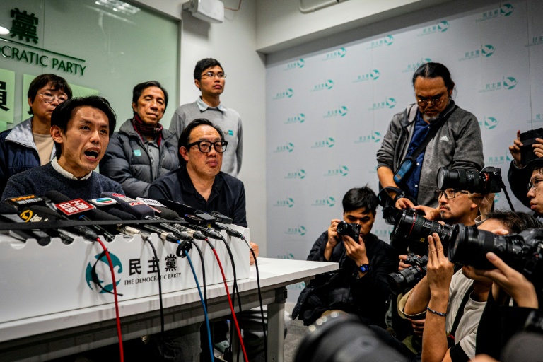 Lo Kin-hei (G), le dirigeant du Parti démocrate lors d’une conférence de presse, le 14 décembre 2025 à Hong Kong