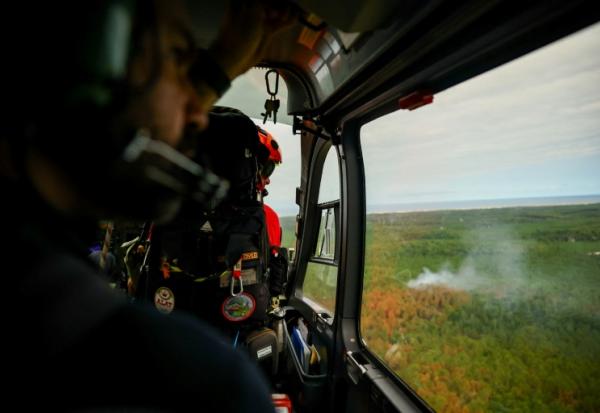 Un hélicoptère de la Sécurité en reconnaissance au-dessus d'un incendie de forêt sur la commune de Le Porge, en Gironde, le 31 juillet 2026