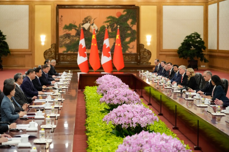 Le président chinois Xi Jinping (au centre à g.) et le Premier ministre canadien Mark Carney (2e à d.) participent à une réunion au Palais du peuple à Pékin, le 16 janvier 2026