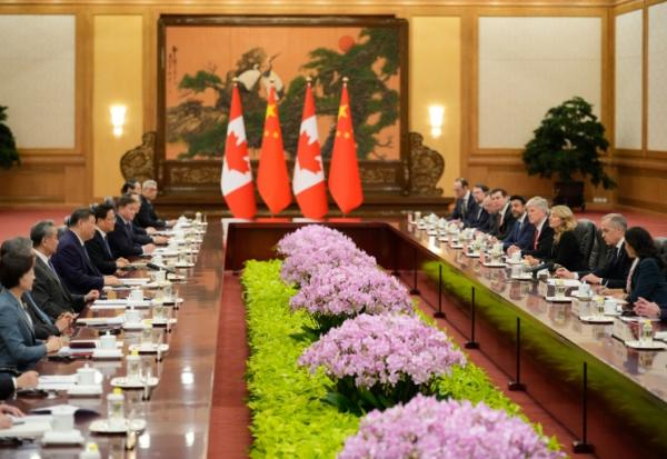 Le président chinois Xi Jinping (au centre à g.) et le Premier ministre canadien Mark Carney (2e à d.) participent à une réunion au Palais du peuple à Pékin, le 16 janvier 2026