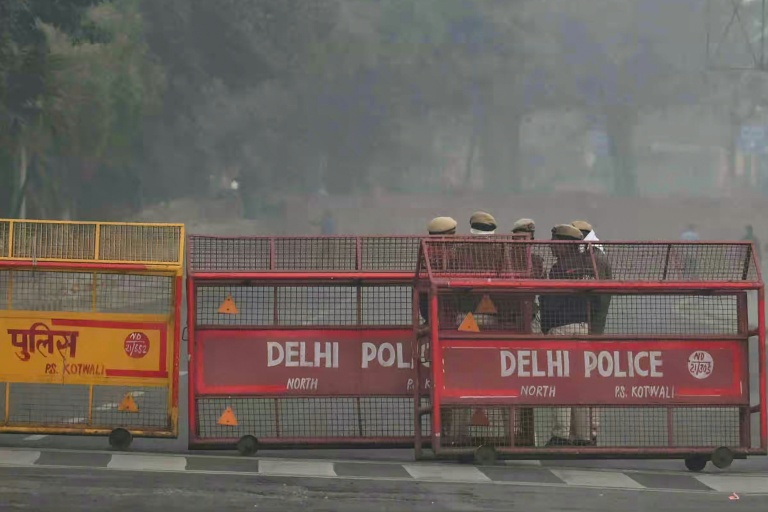 Des des membres des forces de sécurité sur les lieux d'une explosion à Ne Delhi, le 11 novembre 2025 en Inde