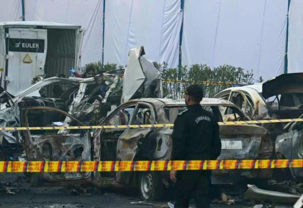 Des enquêteurs sur les lieux de l'explosion d'une voiture près du Fort Rouge, dans le vieux quartier de New Delhi, le 11 novembre 2025 en Inde