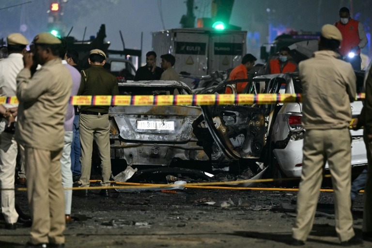 Des membres des forces de sécurité sur les lieux de l'explosion d'une voiture  près du Fort Rouge, dans le vieux quartier de New Delhi, le 10 novembre 2025 en Inde