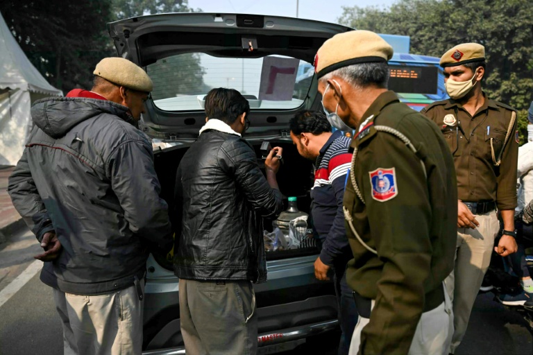 Des policiers fouillent un véhicule dans la vieille ville de New Delhi après l'explosion d'une voiture, le 11 novembre 2025 en Inde
