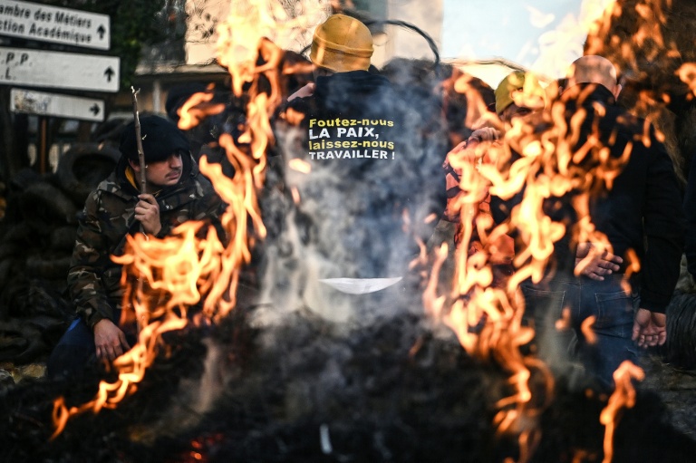 Des agriculteurs du syndicat CR47 (Coordination rurale 47) rassemblés à Agen, le 12 décembre 2025 dans le Lot-et-Garonne