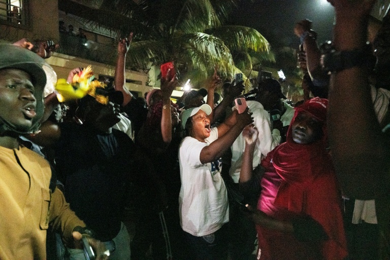 Des partisans d'Ousmane Sonko se rassemblent pour manifester devant son domicile à Dakar le 22 mai 2026, à la suite de sa révocation du poste de Premier ministre du Sénégal.