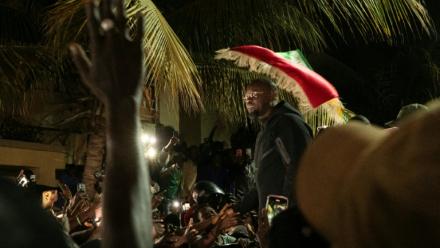 L'ex-Premier ministre sénégalais Ousmane Sonko, acclamé par ses partisans devant son domicile de Dakar après son limogeage, le 23 mai 2026