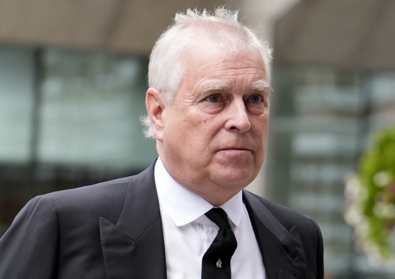 Le prince Andrew, duc d'York, arrive pour assister à une messe de Requiem, un service funèbre catholique, pour feu Catherine, duchesse de Kent à la cathédrale de Westminster, le 16 septembre 2025 à Londres